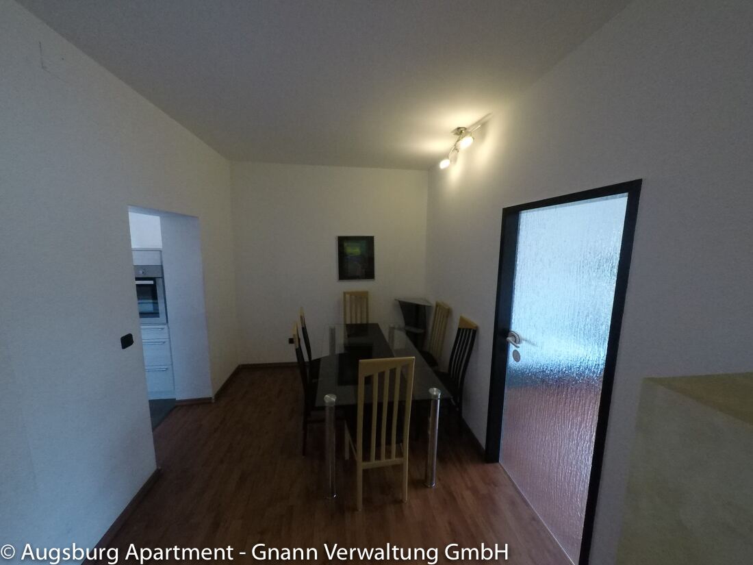 Flur mit Blick in Essbereich und Küche einer möblierten Wohnung in Augsburg