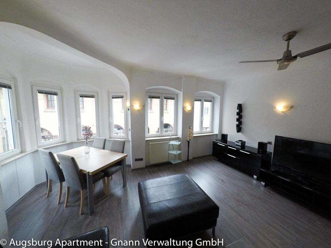 Essbereich mit Tisch für vier Personen in einer möblierten Wohnung in Augsburg
